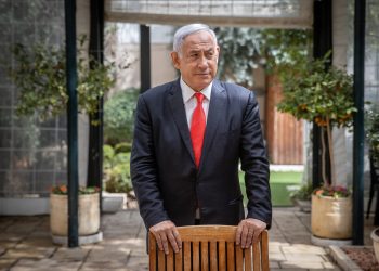 Portrait of Prime Minister Benjamin Netanyhu at his residence in Jerusalem, on March 18, 2021. Photo by Yonatan Sindel/Flash90 *** Local Caption *** øàù äîîùìä
áðéîéï ðúðéäå
îòåï
áéú øåä"î
øåäî
ôåøèøè
ãéå÷ï