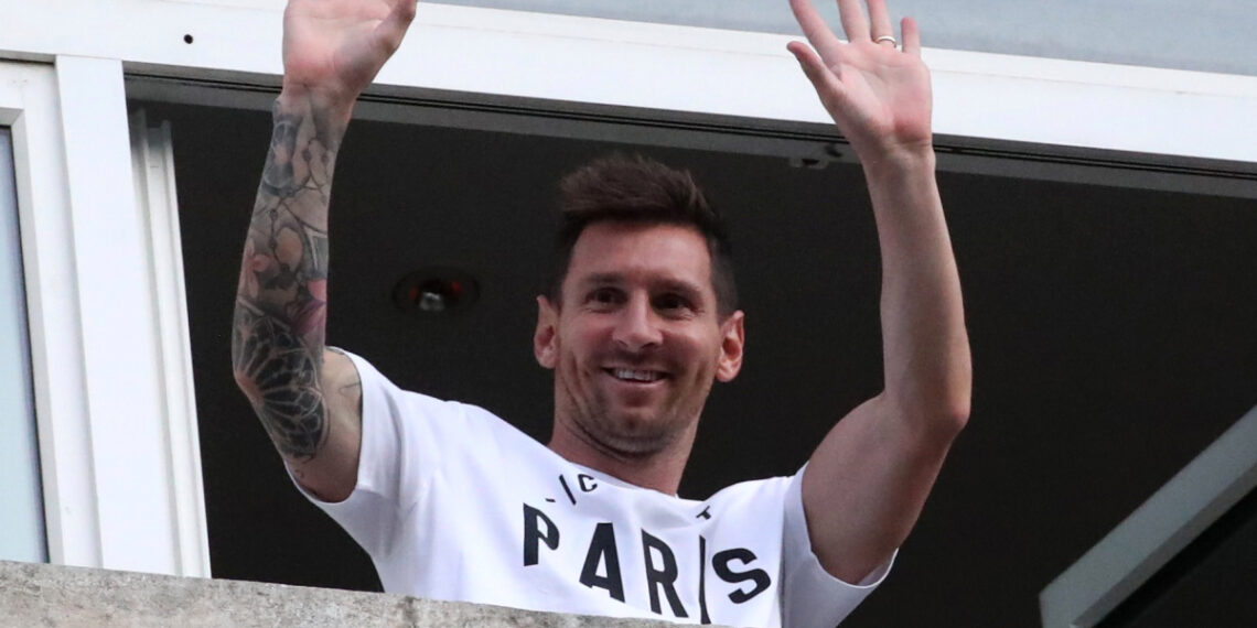 Soccer Football - Lionel Messi arrives in Paris to join Paris St Germain - Paris, France - August 10, 2021  Lionel Messi waves from the balcony of the Royal Monceau Hotel REUTERS/Yves Herman