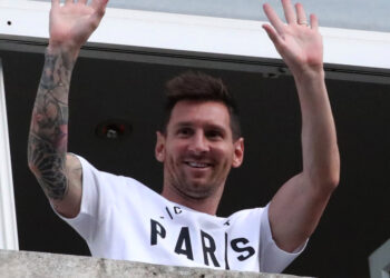 Soccer Football - Lionel Messi arrives in Paris to join Paris St Germain - Paris, France - August 10, 2021  Lionel Messi waves from the balcony of the Royal Monceau Hotel REUTERS/Yves Herman