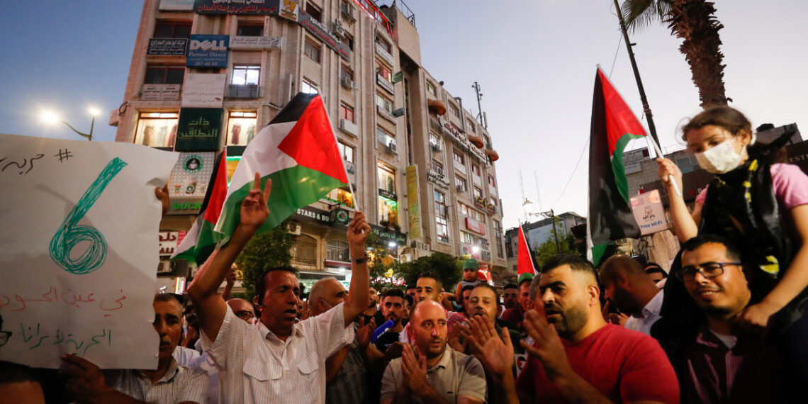 Demonstrators take part in a protest in solidarity with Palestinian prisoners in Israeli jails, in Ramallah in the Israeli-occupied West Bank September 8, 2021. REUTERS/Mohamad Torokman