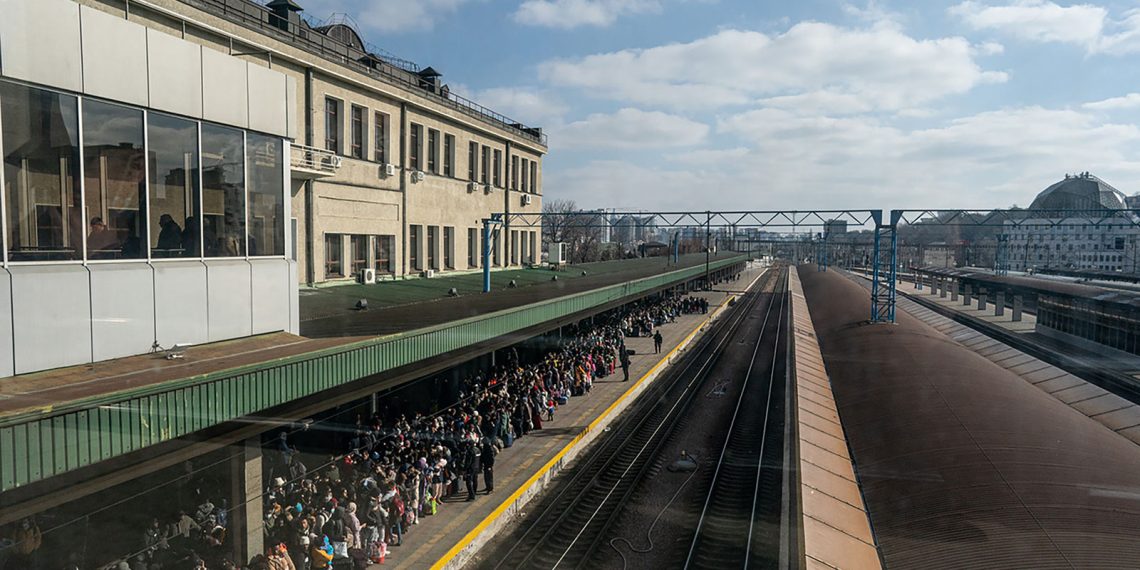 KYIV, UKRAINE - FEBRUARY 25: Ukrainians flock to the train station to leave capital Kyiv after Russian military intervention in the country in Kyiv, Ukraine on February 25, 2022. (Photo by Wolfgang Schwan/Anadolu Agency via Getty Images)