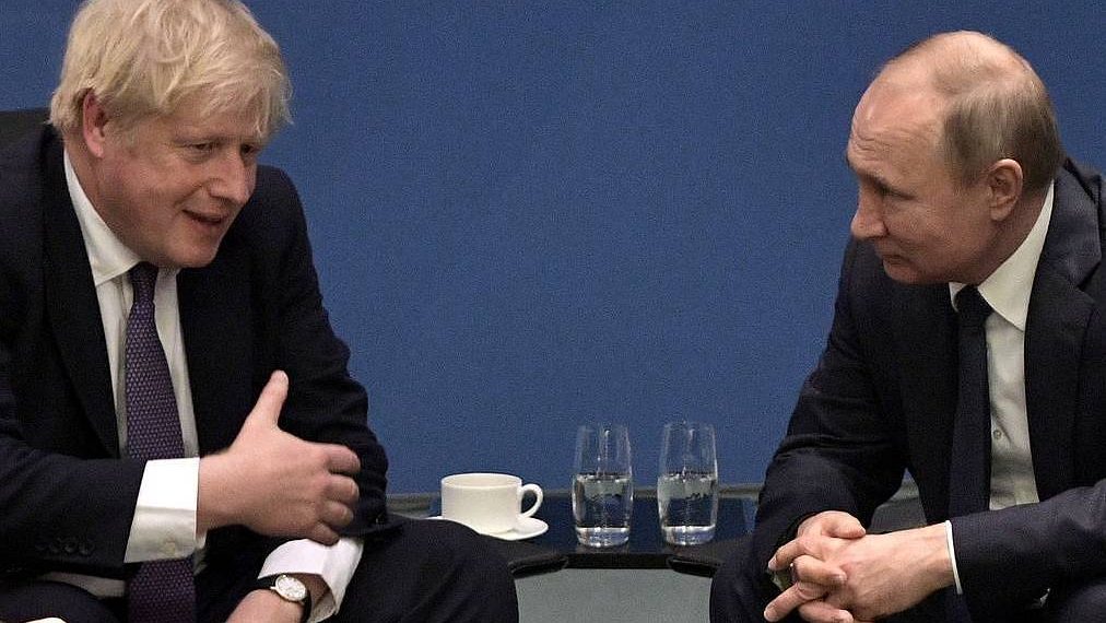 BERLIN, GERMANY - JANUARY 19, 2020: UK Prime Minister Boris Johnson and Russia's President Vladimir Putin (C L-R) talk during a meeting on the sidelines of an international summit on Libya; the summit is to discuss efforts to achieve peace and reconciliation between Libya's government and General Haftar; right: the Russian president's adviser Yuri Ushakov. Alexei Nikolsky/Russian Presidential Press and Information Office/TASS

Ãåðìàíèÿ. Áåðëèí. Ïðåìüåð-ìèíèñòð Âåëèêîáðèòàíèè Áîðèñ Äæîíñîí, ïðåçèäåíò Ðîññèè Âëàäèìèð Ïóòèí (â öåíòðå ñëåâà íàïðàâî) è ïîìîùíèê ïðåçèäåíòà ÐÔ Þðèé Óøàêîâ (ñïðàâà) âî âðåìÿ áåñåäû íà ïîëÿõ Áåðëèíñêîé êîíôåðåíöèè ïî Ëèâèè. Àëåêñåé Íèêîëüñêèé/ïðåññ-ñëóæáà ïðåçèäåíòà ÐÔ/ÒÀÑÑ