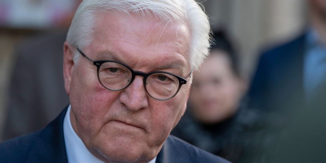 Bundespräsident Frank-Walter Steinmeier startet zu Beginn seiner zweiten Amtszeit in Altenburg, Thüringen, eine Reihe von Reisen unter dem Motto Ortszeit Deutschland Reise mit Zeit in Deutschlands Regionen, Tag 2 seiner Reise in Altenburg - Der Bundespräsident gibt ein Pressestatement auf dem Marktplatz ab und trifft dabei Bürgerinnen und BürgerBundespräsident Frank-Walter Steinmeier startet zu Beginn seiner zweiten Amtszeit in Altenburg, Thüringen, eine Reihe von Reisen unter dem Motto Ortszeit Deutschland Reise mit Zeit in Deutschlands Regionen, Tag 2 seiner Reise in Altenburg - Der Bund, Altenburg Thüringen Deutschland Altenburg *** Federal President Frank Walter Steinmeier launches a series of trips at the beginning of