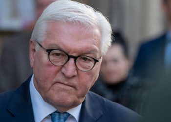 Bundespräsident Frank-Walter Steinmeier startet zu Beginn seiner zweiten Amtszeit in Altenburg, Thüringen, eine Reihe von Reisen unter dem Motto Ortszeit Deutschland Reise mit Zeit in Deutschlands Regionen, Tag 2 seiner Reise in Altenburg - Der Bundespräsident gibt ein Pressestatement auf dem Marktplatz ab und trifft dabei Bürgerinnen und BürgerBundespräsident Frank-Walter Steinmeier startet zu Beginn seiner zweiten Amtszeit in Altenburg, Thüringen, eine Reihe von Reisen unter dem Motto Ortszeit Deutschland Reise mit Zeit in Deutschlands Regionen, Tag 2 seiner Reise in Altenburg - Der Bund, Altenburg Thüringen Deutschland Altenburg *** Federal President Frank Walter Steinmeier launches a series of trips at the beginning of