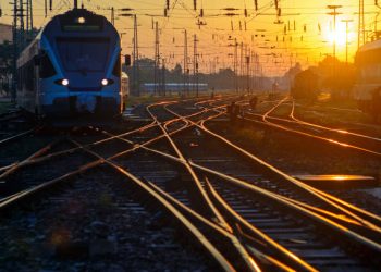 Treni ndeshet me furgonin dhe del nga shinat, disa persona të vdekur