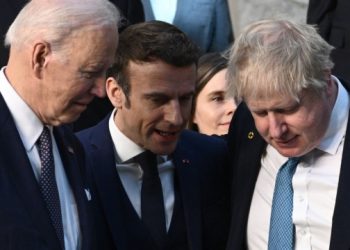 TOPSHOT - (From R) Britain's Prime Minister Boris Johnson, France's President Emmanuel Macron and US President Joe Biden talk as they arrive at NATO Headquarters in Brussels on March 24, 2022. (Photo by Brendan SMIALOWSKI / POOL / AFP) (Photo by BRENDAN SMIALOWSKI/POOL/AFP via Getty Images)