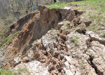 Kraljevo, 16. aprila 2015.-  Kliziste. U selu Pekcanica kod Kraljeva pokrenulo se kliziste na povrsini od 15 hektara, zbog cega je odseceno desetak domacinstava, receno je danas Tanjugu u Odeljenju za vanredne situacije.U zaseocima izmedju Lopatnice i Pekcanice lokalni put je zatrpan, a kliziste je stiglo nadomak okolnih domacinstava, ozbiljno ugrozavajuci porodicne kuce i pomocne poljoprivredne objekte.FOTO TANJUG/ SASA PETROVIC/ nr