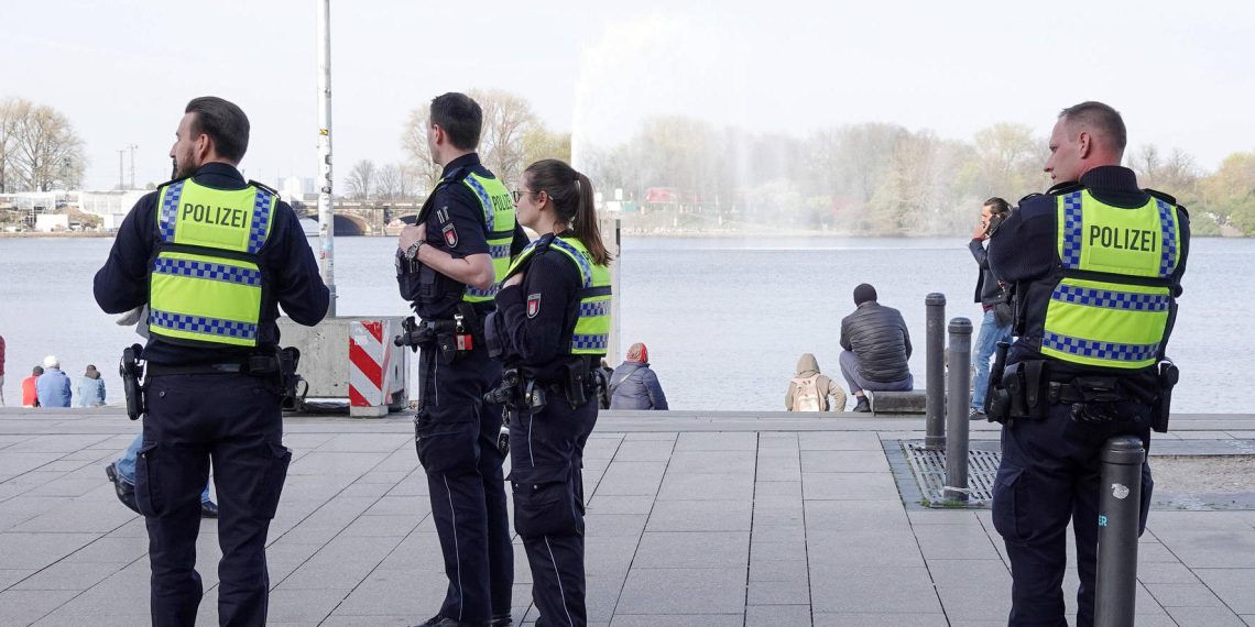 Coronakrise - Kontrollen in Hamburg 16.04.2020, DEU, Deutschland, Hamburg: Polizisten sind bei einem Streifgang zur Einhaltung der aktuellen Ausgangsbeschränkungen am Jungfernstieg unterwegs. Hamburg Hamburg Deutschland *** Corona crisis Controls in Hamburg 16 04 2020, DEU, Germany, Hamburg Police officers are on patrol to ensure compliance with current exit restrictions at Jungfernstieg Hamburg Hamburg Deutschland