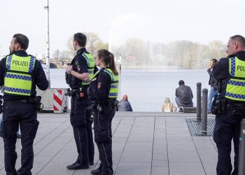 Coronakrise - Kontrollen in Hamburg 16.04.2020, DEU, Deutschland, Hamburg: Polizisten sind bei einem Streifgang zur Einhaltung der aktuellen Ausgangsbeschränkungen am Jungfernstieg unterwegs. Hamburg Hamburg Deutschland *** Corona crisis Controls in Hamburg 16 04 2020, DEU, Germany, Hamburg Police officers are on patrol to ensure compliance with current exit restrictions at Jungfernstieg Hamburg Hamburg Deutschland