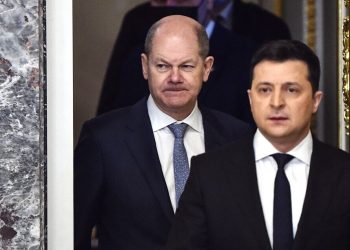 German Chancellor Olaf Scholz (L) and Ukrainian President Volodymyr Zelensky (R) arrive to hold a joint press conference in Kyiv on February 14, 2022. - Scholz landed in Kyiv for crisis talks with Zelensky, ahead of a visit to Moscow to head off what Berlin said was the "very critical" threat of a Russian invasion of Ukraine. (Photo by SERGEI SUPINSKY / AFP)