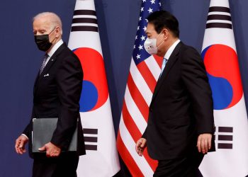 U.S. President Joe Biden and his South Korean counterpart Yoon Suk-youl leave after a joint news conference at the People's House in Seoul, South Korea, May 21, 2022. REUTERS/Jonathan Ernst