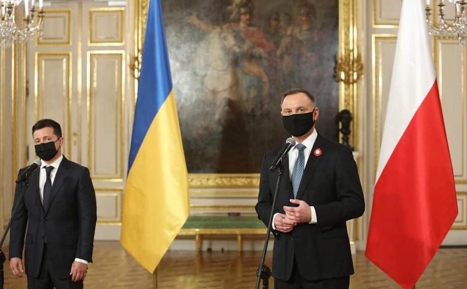 epa09175920 Ukrainian President Volodymyr Zelensky (L) and Polish President Andrzej Duda (R) during the press conference after the meetings at the Royal Castle, in Warsaw, Poland, 03 May 2021. The presidents signed a joint declaration on the 230th anniversary of the May 3 Constitution, and then discussed the future of Europe.  EPA-EFE/Leszek Szymanski POLAND OUT