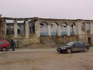 Llashticë, Gjilan - 1999. Bibliotekë e djegur nga forcat serbe