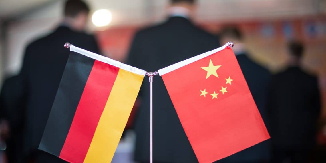 ARCHIV - 12.11.2014, China, Hefei: Eine chinesische und eine deutsche Flagge stehen am bei einem Empfang in Hefei (China). (Illustration zu: "Deutschland zitiert Chinas Botschafter zu Gespräch ins Auswärtige Amt") Foto: picture alliance / Ole Spata/dpa +++ dpa-Bildfunk +++