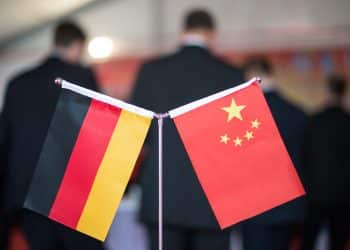 ARCHIV - 12.11.2014, China, Hefei: Eine chinesische und eine deutsche Flagge stehen am bei einem Empfang in Hefei (China). (Illustration zu: "Deutschland zitiert Chinas Botschafter zu Gespräch ins Auswärtige Amt") Foto: picture alliance / Ole Spata/dpa +++ dpa-Bildfunk +++