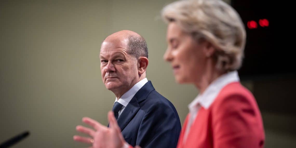 10.12.2021, Belgien, Brüssel: Bundeskanzler Olaf Scholz (SPD) wird von Ursula von der Leyen, Präsidentin der Europäischen Kommission, begrüßt. Zwei Tage nach der Amtsübernahme besucht Scholz den französischen Präsidenten in Paris sowie das Spitzenpersonal von EU und Nato in Brüssel. Foto: Michael Kappeler/dpa +++ dpa-Bildfunk +++