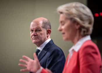 10.12.2021, Belgien, Brüssel: Bundeskanzler Olaf Scholz (SPD) wird von Ursula von der Leyen, Präsidentin der Europäischen Kommission, begrüßt. Zwei Tage nach der Amtsübernahme besucht Scholz den französischen Präsidenten in Paris sowie das Spitzenpersonal von EU und Nato in Brüssel. Foto: Michael Kappeler/dpa +++ dpa-Bildfunk +++