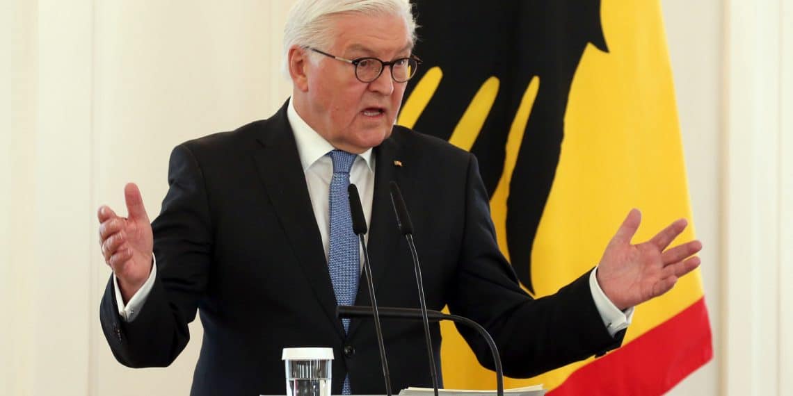 19.01.2022, Berlin: Bundespräsident Frank-Walter Steinmeier spricht im Schloss Bellevue mit Bürgern über die Frage "Was trennt, was hält unsere Gesellschaft zusammen?" und hält eine Ansprache. Foto: Wolfgang Kumm/dpa +++ dpa-Bildfunk +++