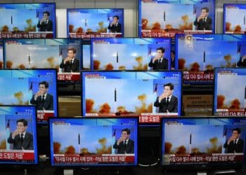 Television screens show a news report about the latest North Korean missile launch with file footage of a North Korean missile test, at an electronic market in Seoul on November 3, 2022. - North Korea fired one long-range and two short-range ballistic missiles on November 3, Seoul's military said, with one prompting warnings for residents of a South Korean island and people in parts of northern Japan to seek shelter. (Photo by Jung Yeon-je / AFP)