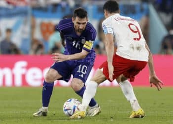 Soccer Football - FIFA World Cup Qatar 2022 - Group C - Poland v Argentina - Stadium 974, Doha, Qatar - November 30, 2022 Argentina's Lionel Messi in action with Poland's Robert Lewandowski REUTERS/Amanda Perobelli