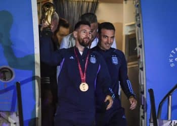 BUENOS AIRES, ARGENTINA - DECEMBER 20: Lionel Messi of Argentina (L) and Lionel Scaloni (R) holds the FIFA World Cup during the arrival of the Argentina men's national football team after winning the FIFA World Cup Qatar 2022 on December 20, 2022 in Buenos Aires, Argentina. (Photo by Marcelo Endelli/Getty Images)