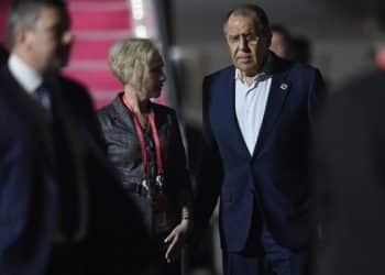 Russia's Foreign Minister Sergey Lavrov (R) arrives to attend the G20 Summit at  Ngurah Rai International airport at Tuban, Badung regency on Indonesia's resort island of Bali, on November 13, 2022. (Photo by SONNY TUMBELAKA / POOL / AFP)