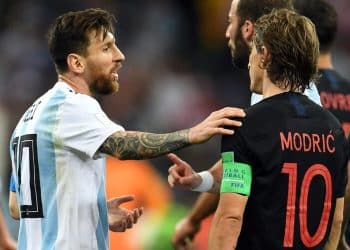 21 June 2018, Russia, Nizhny Novgorod. Soccer: World Cup, Argentina vs Croatia, preliminary round, Group D, 2nd match day in the Nizhny Novgorod Stadium. Argentina's Lionel Messi (L) speaking with Croatia's Luka Modric. Photo: Andreas Gebert/dpa