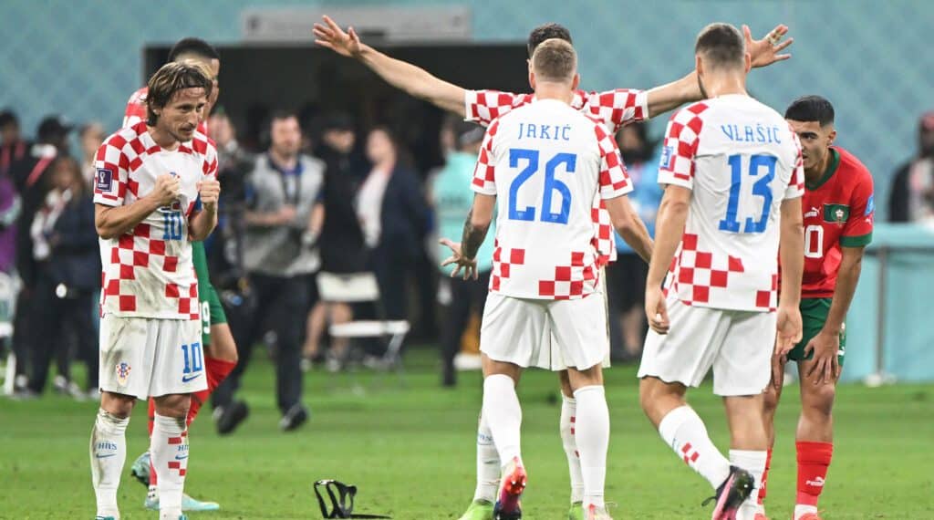 Fussball, Herren, Saison 2022/23, WM in Katar, Spiel um Platz 3, Kroatien - Marokko im Khalifa International Stadium in Ar-Rayyan, v.l. Luka Modric Kroatien, 10, Kristijan Jakic Kroatien, 26 und Nikola Vlasic Kroatien, 13 Schlussjubel, jubeln nach dem 2:1-Sieg , 17.12. 2022, *** Football, Men, 2022 23 season, World Cup in Qatar, 3rd place match, Croatia Morocco at Khalifa International Stadium in Ar Rayyan, f l Luka Modric Croatia, 10 , Kristijan Jakic Croatia, 26 and Nikola Vlasic Croatia, 13 final cheer, cheering after 2 1 victory , 17 12 2022, Copyright: xMatthiasxKochx