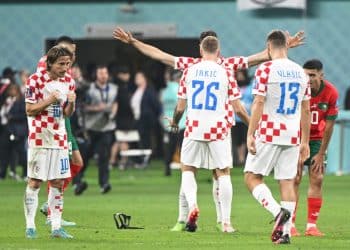 Fussball, Herren, Saison 2022/23, WM in Katar, Spiel um Platz 3, Kroatien - Marokko im Khalifa International Stadium in Ar-Rayyan, v.l. Luka Modric Kroatien, 10, Kristijan Jakic Kroatien, 26 und Nikola Vlasic Kroatien, 13 Schlussjubel, jubeln nach dem 2:1-Sieg , 17.12. 2022, *** Football, Men, 2022 23 season, World Cup in Qatar, 3rd place match, Croatia Morocco at Khalifa International Stadium in Ar Rayyan, f l Luka Modric Croatia, 10 , Kristijan Jakic Croatia, 26 and Nikola Vlasic Croatia, 13 final cheer, cheering after 2 1 victory , 17 12 2022, Copyright: xMatthiasxKochx