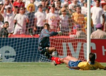 (FILES) File photo dated 22 June 1994 shows Colombia defender Andres Escobar (R) laying on the pitch as he deflects a shot by John Harkes of the US into his own goal during their 94 World Cup match at the Rosa Bowl. A minute of silence will be held 15 June before the 1998 World Cup match opposing Colombia to Romania in memory of Escobar who was shot in 1994. (Photo by Romeo GACAD / AFP FILES / AFP)