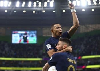 Soccer Football - FIFA World Cup Qatar 2022 - Round of 16 - France v Poland - Al Thumama Stadium, Doha, Qatar - December 4, 2022 France's Olivier Giroud celebrates scoring their first goal with teammate Kylian Mbappe REUTERS/Hannah Mckay