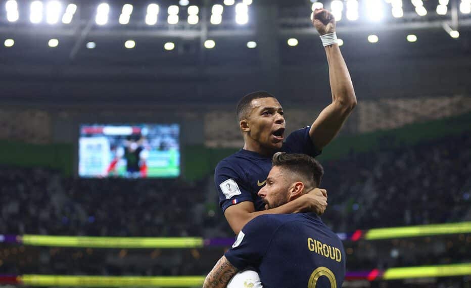 Soccer Football - FIFA World Cup Qatar 2022 - Round of 16 - France v Poland - Al Thumama Stadium, Doha, Qatar - December 4, 2022 France's Olivier Giroud celebrates scoring their first goal with teammate Kylian Mbappe REUTERS/Hannah Mckay