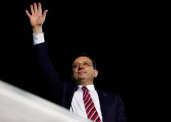 Istanbul Mayor Ekrem Imamoglu greets his supporters as they gather in front of his office as a Turkish court sentenced Imamoglu to more than two years in prison and imposed a political ban for insulting public officials, in Istanbul, Turkey December 14, 2022. REUTERS/Dilara Senkaya