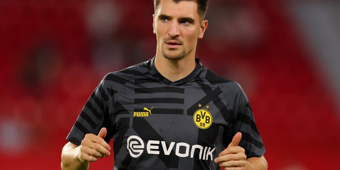 SEVILLE, SPAIN - OCTOBER 05: Thomas Meunier of Borussia Dortmund warms up prior to the UEFA Champions League group G match between Sevilla FC and Borussia Dortmund at Estadio Ramon Sanchez Pizjuan on October 05, 2022 in Seville, Spain. (Photo by Fran Santiago/Getty Images)