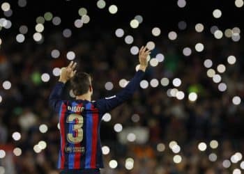 Soccer Football - LaLiga - FC Barcelona v Almeria - Camp Nou, Barcelona, Spain - November 5, 2022 FC Barcelona's Gerard Pique waves to fans after playing his last home game for FC Barcelona REUTERS/Albert Gea