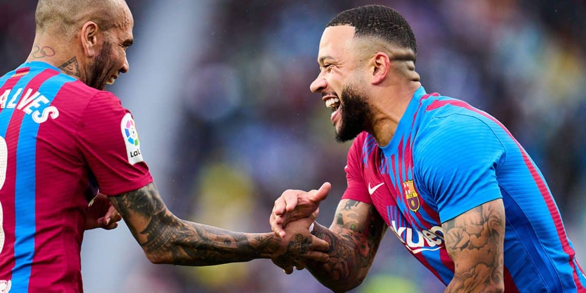 ELCHE, SPAIN - MARCH 06: Memphis Depay of FC Barcelona  celebrates with his teammates Dani Alves of FC Barcelona after scoring his team's second goal during the LaLiga Santander match between Elche CF and FC Barcelona at Estadio Manuel Martinez Valero on March 06, 2022 in Elche, Spain. (Photo by Aitor Alcalde/Getty Images)