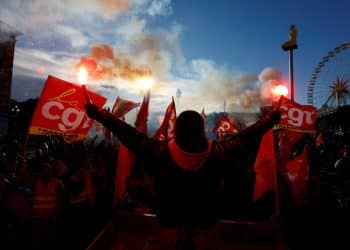 Protesters hold CGT labour union flags and flares during a demonstration against the French government's pension reform plan in Nice as part of a day of national strike and protests in France, January 19, 2023. REUTERS/Eric Gaillard      TPX IMAGES OF THE DAY