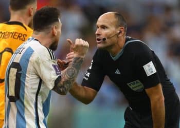 Soccer Football - FIFA World Cup Qatar 2022 - Quarter Final - Netherlands v Argentina - Lusail Stadium, Lusail, Qatar - December 9, 2022 Argentina's Lionel Messi remonstrates with referee Antonio Mateu Lahoz REUTERS/Kai Pfaffenbach