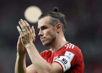 221121 -- AL RAYYAN, Nov. 21, 2022 -- Gareth Bale of Wales applauds after the Group B match between the United States and Wales at the 2022 FIFA World Cup, WM, Weltmeisterschaft, Fussball at Ahmad Bin Ali Stadium in Al Rayyan, Qatar, Nov. 21, 2022.  SPQATAR-AL RAYYAN-FOOTBALL-2022 WORLD CUP-GROUP B-USA VS WAL PanxYulong PUBLICATIONxNOTxINxCHN