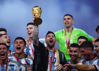 Soccer Football - FIFA World Cup Qatar 2022 - Final - Argentina v France - Lusail Stadium, Lusail, Qatar - December 18, 2022 Argentina's Lionel Messi celebrates with the trophy and teammates after winning the World Cup REUTERS/Carl Recine