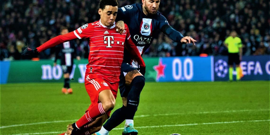 Jamal Musiala FC Bayern Muenchen, 42 im Zweikampf mit Sergio Ramos Paris Saint Germain, 04, FRA, Paris Saint Germain vs. FC Bayern Muenchen, Fussball UEFA Champions League, Achtelfinale Hinspiel, Spielzeit 2022/2023, 14.02.2023 FRA, Paris Saint Germain vs. FC Bayern Muenchen, Fussball UEFA Champions League, Achtelfinale Hinspiel, Spielzeit 2022/2023, 14.02.2023 Paris *** Jamal Musiala FC Bayern Muenchen, 42 in duel with Sergio Ramos Paris Saint Germain, 04 , FRA, Paris Saint Germain vs FC Bayern Muenchen, f