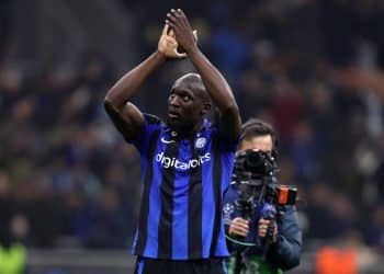 Mailand, Italien, 22.02.2023: Romelu Lukaku (Fc Internazionale) Schlussjubel waehrend des Hinrundenspiels im Achtelfinale der UEFA Champions League zwischen Inter Mailand vs FC Porto im Giuseppe Meazza  am 22. February 2023 in Mailand, Italien. (Foto von Sportinfoto/DeFodi Images)

Milan, Italy, 22.02.2023: Romelu Lukaku (Fc Internazionale) celebrate after winning during the UEFA Champions League - Round of 16 first leg match between FC Internazionale vs FC Porto at Giuseppe Meazza on February 22, 2023 in Milan, Italy. (Photo by Sportinfoto/DeFodi Images)