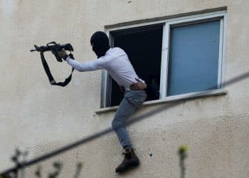 Palestinians clash with Israeli troops during an Israeli army raid in Jenin in the Israeli-Occupied West Bank March 7, 2023. REUTERS/Raneen Sawafta     TPX IMAGES OF THE DAY