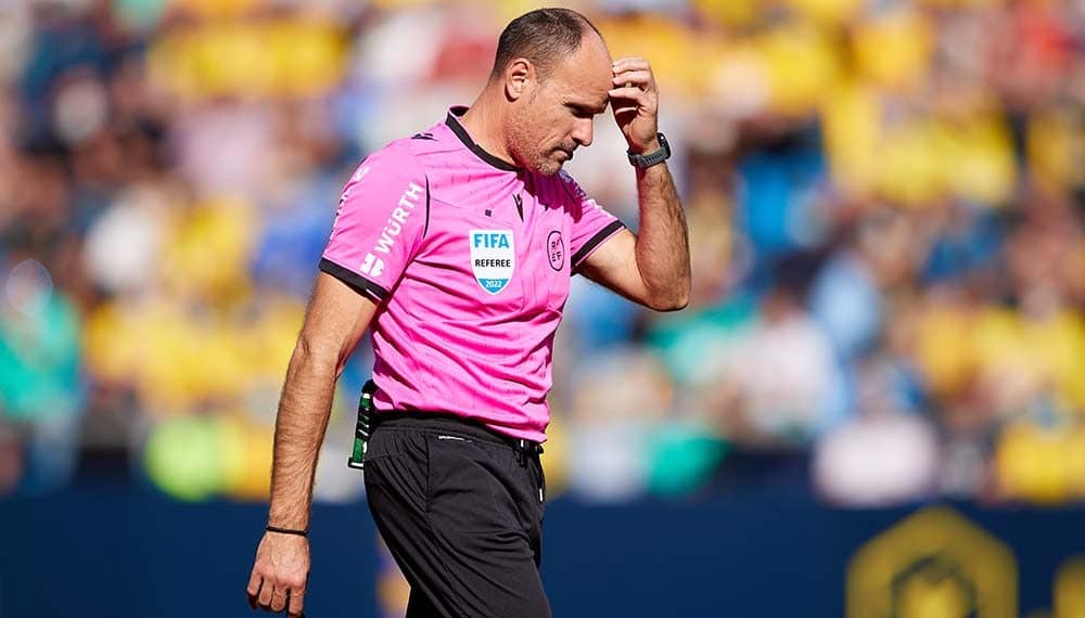 CADIZ, SPAIN - FEBRUARY 12: Referee Mateu Lahoz reacts during the LaLiga Santander match between Cadiz CF and RC Celta de Vigo at Estadio Nuevo Mirandilla on February 12, 2022 in Cadiz, Spain. (Photo by Fran Santiago/Getty Images)