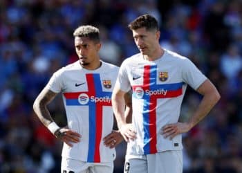 Soccer Football - LaLiga - Getafe v FC Barcelona - Coliseum Alfonso Perez, Getafe, Spain - April 16, 2023 FC Barcelona's Raphinha and Robert Lewandowski REUTERS/Isabel Infantes