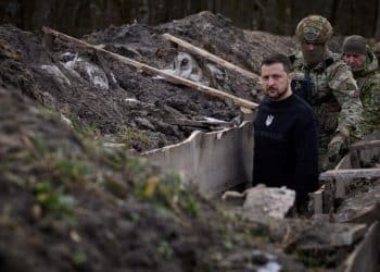 Ukraine's President Volodymyr Zelenskiy visits positions of Ukrainian Border Guards near the border with Russia, amid Russia's attack on Ukraine, in Sumy region, Ukraine March 28, 2023. Ukrainian Presidential Press Service/Handout via REUTERS ATTENTION EDITORS - THIS IMAGE HAS BEEN SUPPLIED BY A THIRD PARTY.