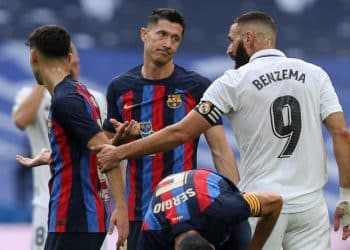 (From L) Barcelona's Spanish midfielder Pedri, and Barcelona's Polish forward Robert Lewandowski argue with Real Madrid's French forward Karim Benzema during the Spanish League football match between Real Madrid CF and FC Barcelona at the Santiago Bernabeu stadium on October 16, 2022. (Photo by Thomas COEX / AFP)