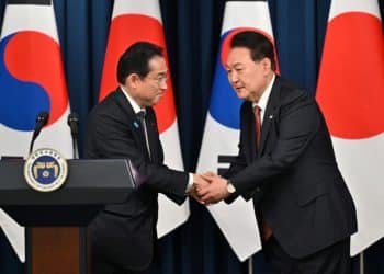 South Korean President Yoon Suk Yeol shakes hands with Japanese Prime Minister Fumio Kishida during a joint press conference after their meeting at the presidential office in Seoul on May 7, 2023.  Jung Yeon-je/Pool via REUTERS