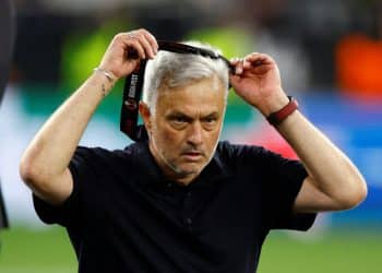 Soccer Football - Europa League - Final - Sevilla v AS Roma - Puskas Arena, Budapest, Hungary - June 1, 2023  AS Roma coach Jose Mourinho takes off his runners-up medal REUTERS/John Sibley     TPX IMAGES OF THE DAY - UP1EJ5V1RKS03