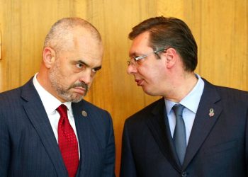 epa04483857 Albanian Prime Minister Edi Rama (L) and Serbian Prime Minister Aleksandar Vucic prior to a press conference in Belgrade, Serbia, 10 November 2014. The Albanian Premier arrived in Belgrade for a two-day official visit; the first by an Albanian prime minister in 67 years. EPA/ARMANDO BABANI +++(c) dpa - Bildfunk+++